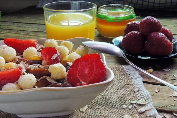 Muesli com morangos — Fotografia de Stock