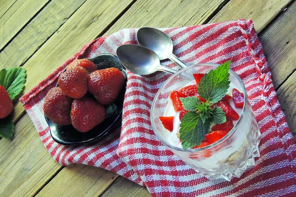 Müsli mit Erdbeeren — Stockfoto