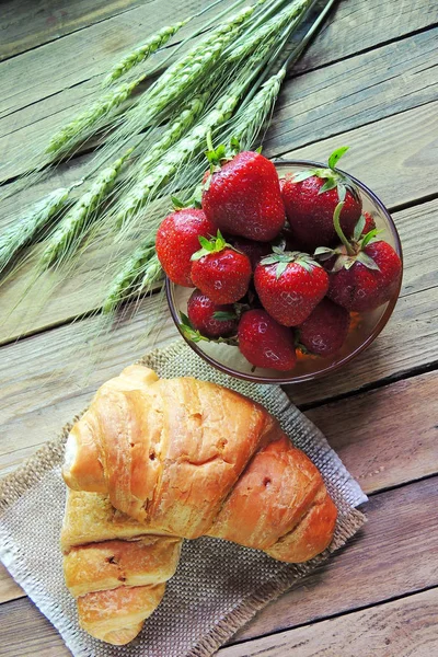 Croissant with strawberries — Stock Photo, Image