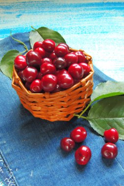 Olgun Kiraz sepeti yaz yeşillik güneş ışığı altında karşı kırsal üzerinde eski ahşap tablo 