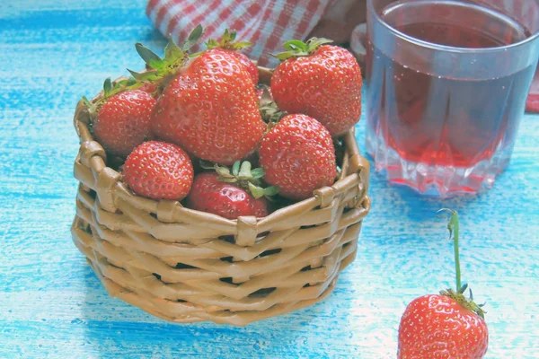 Erdbeere und Saft — Stockfoto