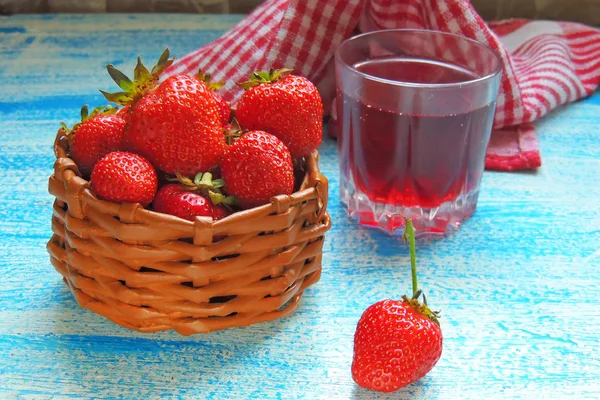 Erdbeere und Saft — Stockfoto