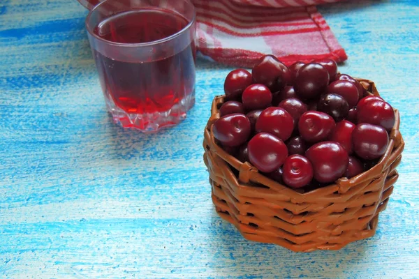 Kirschen und Saft — Stockfoto