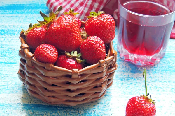 Erdbeere und Saft — Stockfoto