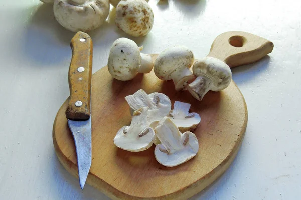 Pilze auf dem Brett — Stockfoto