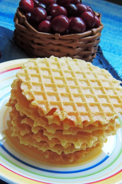 Waffle ve meyve, çilek ve vişne — Stok fotoğraf