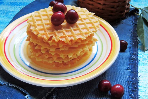 Waffle ve meyve, çilek ve vişne — Stok fotoğraf
