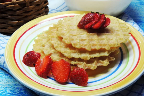 Waffle ve meyve, çilek ve vişne — Stok fotoğraf