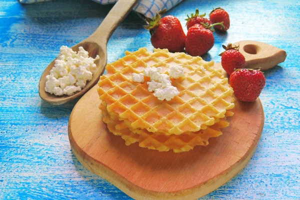 Waffle ve meyve, çilek ve vişne — Stok fotoğraf