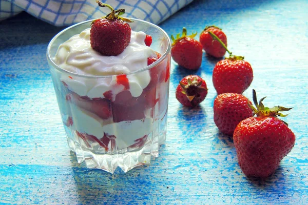 Crema agria y fresas en un vaso —  Fotos de Stock