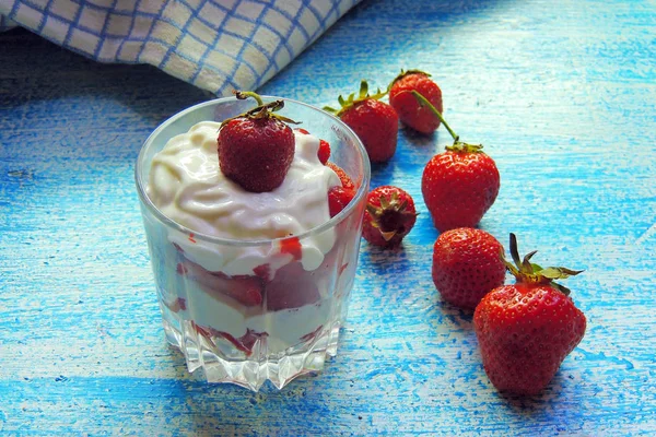 Crema agria y fresas en un vaso — Foto de Stock