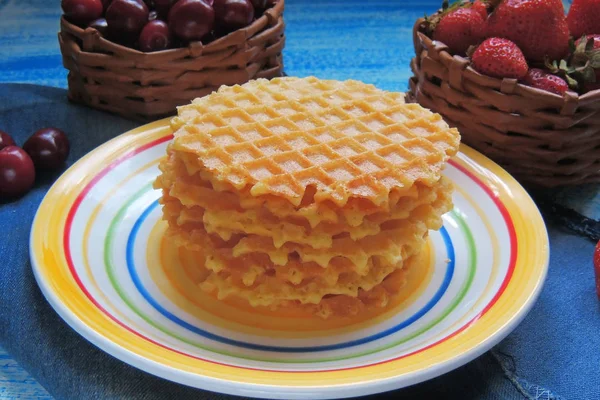 waffle ve meyve, çilek ve vişne