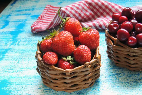 Reife Kirschen und Erdbeeren — Stockfoto