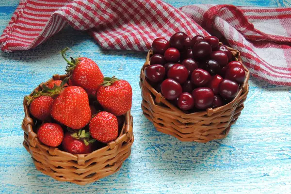 Reife Kirschen und Erdbeeren — Stockfoto