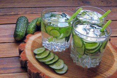 Sassi su salatalık ile