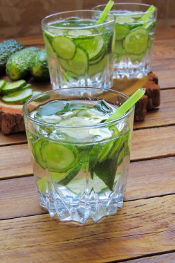 Sassi su salatalık ile