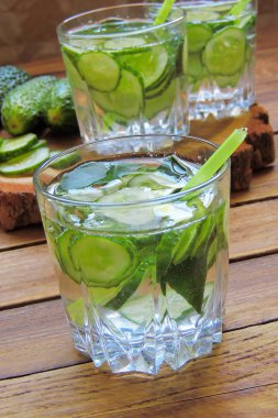 Sassi su salatalık ile