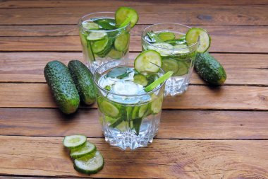 Sassi su salatalık ile