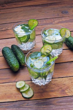 Sassi su salatalık ile