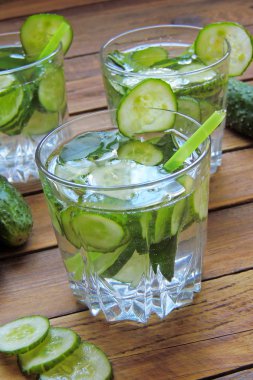 Sassi su salatalık ile