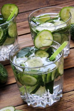 Sassi su salatalık ile