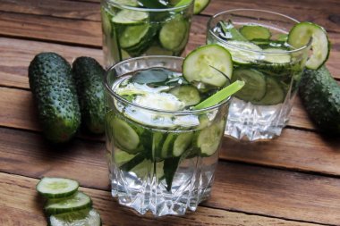 Sassi su salatalık ile