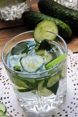 Sassi su salatalık ile