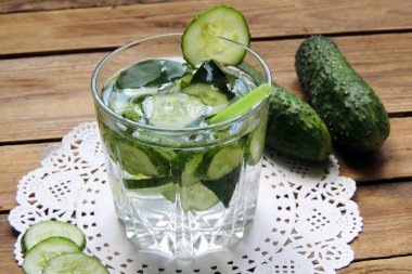 Sassi su salatalık ile