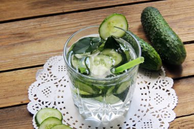 Sassi su salatalık ile