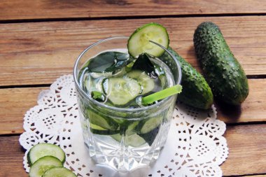 Sassi su salatalık ile