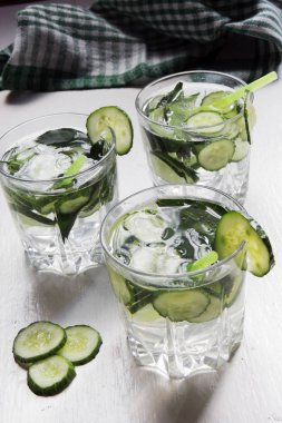 Sassi su salatalık ile