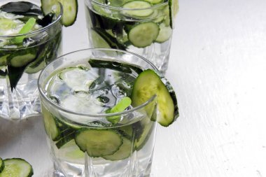 Sassi su salatalık ile