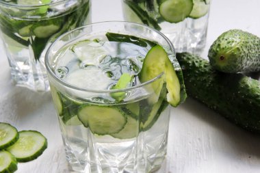 Sassi su salatalık ile