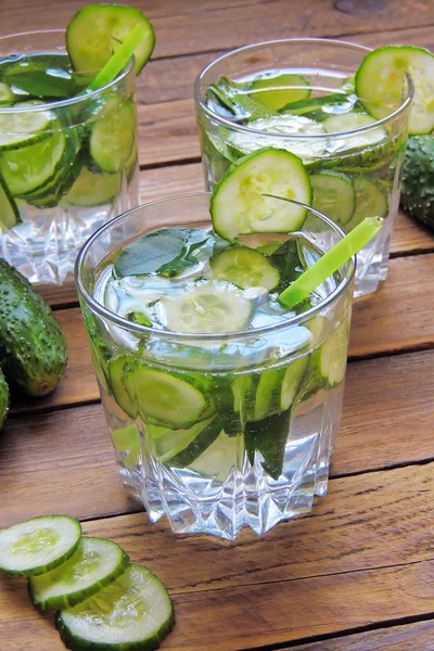 Sassi su salatalık ile