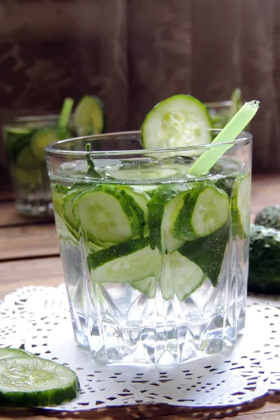 Sassi su salatalık ile