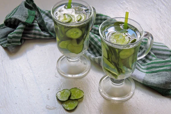 Sassi water met komkommer — Stockfoto
