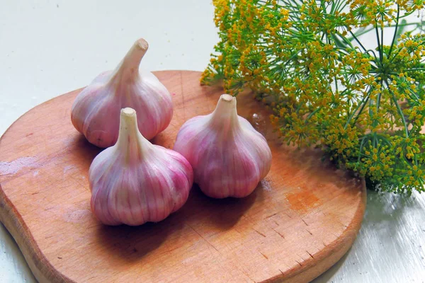 Bir kara tahta üzerinde genç sarımsak — Stok fotoğraf