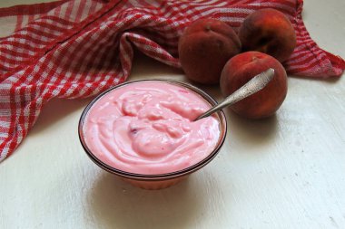 Şeftalilerin yoğurt