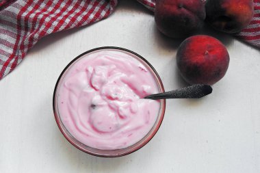 Şeftalilerin yoğurt