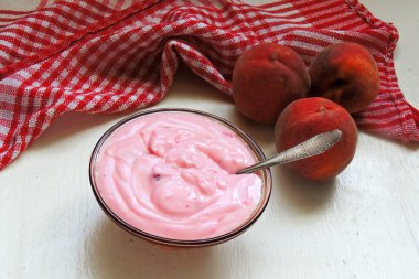 Şeftalilerin yoğurt