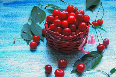 Eski ahşap masa üzerinde sepette Olgun Kiraz 