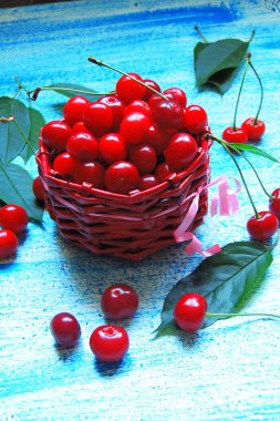 Eski ahşap masa üzerinde sepette Olgun Kiraz 