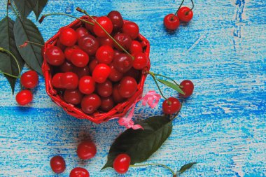 Eski ahşap masa üzerinde sepette Olgun Kiraz 