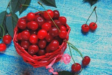 Eski ahşap masa üzerinde sepette Olgun Kiraz 