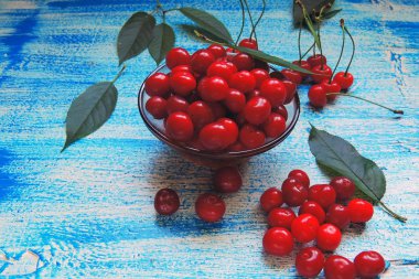 Eski ahşap masa üzerinde sepette Olgun Kiraz 