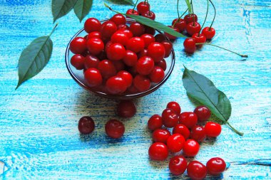 Eski ahşap masa üzerinde sepette Olgun Kiraz 