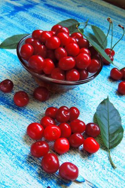 Eski ahşap masa üzerinde sepette Olgun Kiraz 