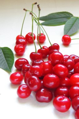 Eski ahşap masa üzerinde sepette Olgun Kiraz 