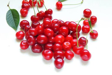 Eski ahşap masa üzerinde sepette Olgun Kiraz 