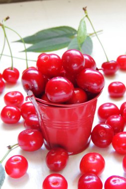 Eski ahşap masa üzerinde sepette Olgun Kiraz  